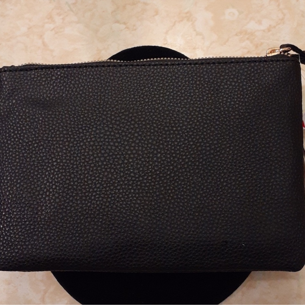 Bandolino - Minimalist- Black Wristlet zipper closure is Simple and Classic! - Picture 4 of 7